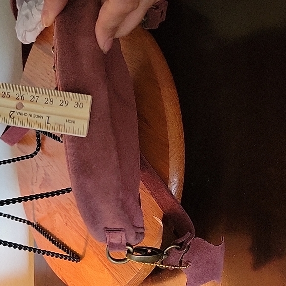 Beautiful wine colored suede crossbody purse w/7" tassel & 3 1/2" earrings. - Picture 8 of 11